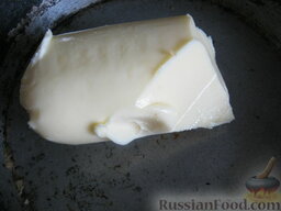 Лепешки, жаренные без дрожжей (казахская кухня): Растопить в сковороде на самом маленьком огне маргарин или сливочное масло.