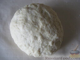Лепешки, жаренные без дрожжей (казахская кухня): Замесить некрутое тесто, накрыть полотенцем и дать постоять около 30 минут.