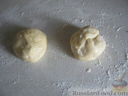 Лепешки, жаренные без дрожжей (казахская кухня): Через 30 минут из теста сделать шарики весом 30-50 г (размером с мандарин).