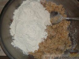 Овсяное печенье с изюмом: Добавить сахарный песок, муку, пищевую соду.
