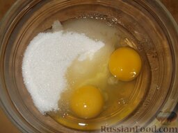 Пирог «Воздушный»: Яйца с сахаром взбить.