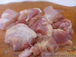 Плов из курицы: Вымытую и обработанную курицу или цыпленка разрубить на кусочки по 40 граммов.
