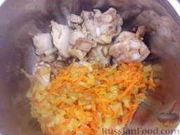 Плов из курицы: Жареную курицу смешать с пассерованным луком и морковью.