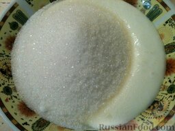 Торт «Новинка»: Для крема смешать сметану и сахар.