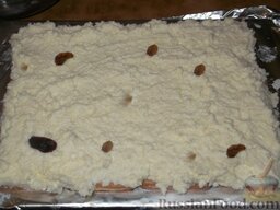 Торт «8 марта»: Расстелить фольгу или пленку.  На фольге или пищевой пленке разложить пласт из трети печенья. Если печенье квадратное, то пласт состоит из 12-16 печенек.  Сверху равномерно выложить массу с изюмом.