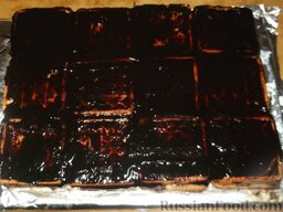 Торт «8 марта»: Горячую глазурь распределить равномерно поверх печенья. Остудить.  Поставить торт 