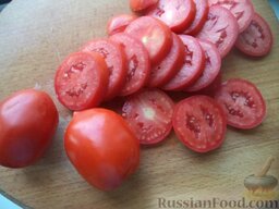 Баклажаны с помидорами и чесноком: Помидоры вымойте, нарежьте кружочками (толщиной около 1 см).