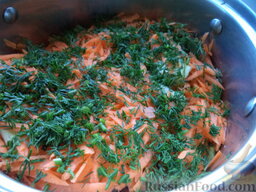 Маринованная молодая капуста: Туда добавить натертую на крупной терке морковь, мелко порезанный чеснок и сверху мелко порезанный укроп.