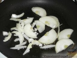 Спаржа по-корейски: В это время взять сковородку и в растительном масле обжарить репчатый лук, нарезанный полукольцами (потом вынуть его и выбросить, но можно этого и не делать).
