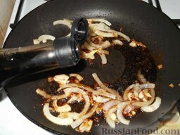 Спаржа по-корейски: Влить соевый соус, перемешать и хорошенько обжарить.