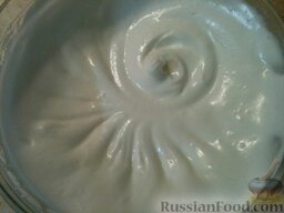 Творожный кекс: Белки взбивают в пену, добавляют сахар, продолжают взбивать до крутых пиков (10-15 минут).