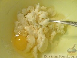 Творожный кекс: Добавляют 1 яйцо, перемешивают.
