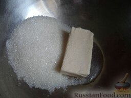 Печенье из творога: Размягченное сливочное масло соединяют с сахарным песком, растирают.