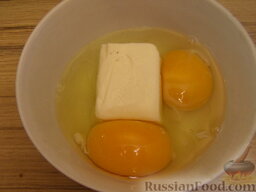 Печенье из овсяных хлопьев "Геркулес" и творога: Яйца смешивают с размягченным сливочным маслом.