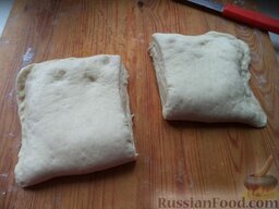 Сдобные булочки из дрожжевого слоеного теста: Разрезать тесто на две половины.