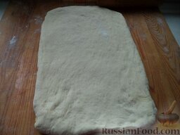 Сдобные булочки из дрожжевого слоеного теста: Тесто раскатать в продолговатый пласт толщиной 1 см.