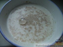 Сдобные булочки из дрожжевого слоеного теста: Часть молока (1 стакан) подогреть, растворить в нем дрожжи, добавить сахар.