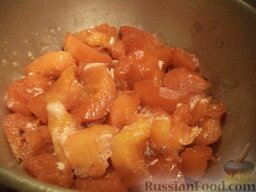 Варенье из айвы (из старинных рецептов): Когда плоды хорошо уварятся (около 20 минут), выложить их в эмалированную или другую подходящую посуду.