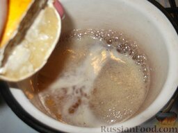 Медовый хворост: Приготовить горячий сироп из 1/2 стакана воды и меда. Выдавить в сироп для хвороста  лимонный сок.