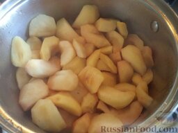 Повидло из яблок: Подготовленные яблоки поместить в посуду, добавив небольшое количество воды (0,5-0,7 стакана). Кастрюлю поставить на огонь, довести до кипения. Тушить яблоки на самом маленьком огне под крышкой до мягкости (около 10-15 минут).
