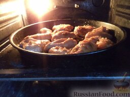 Куриные крылышки в меду и чесноке: Противень помещаем в духовку на среднюю полку. Жарим примерно 30 минут вначале с одной стороны.