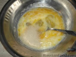 Баурсак (сдобные шарики): В посуду выпустить яйца, налить молоко, добавить масло, сахарный песок, соль и дрожжи. Смесь хорошо перемешать до полного растворения сахара, соли и дрожжей.