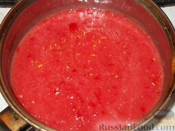 Икра из баклажанов с перцем: Подготовленные томаты протереть. Если томат очень жидкий, уварить (5-10 минут).