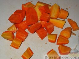 Икра из баклажанов с перцем: Морковь очистить и нарезать.