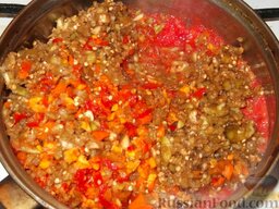 Икра из баклажанов с перцем: Смешать овощи с томатом. Тушить 10 минут.