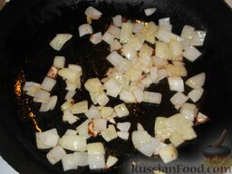 Икра из баклажанов с перцем: На сковороде разогреть растительное масло. Лук обжарить, помешивая, до прозрачности (3-5 минут).