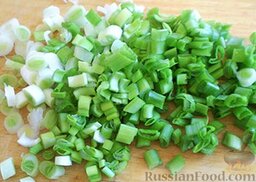Изысканная скумбрия в духовке: Очистить, промыть и мелко нарезать зеленый лук.
