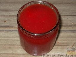 Сок из помидоров с мякотью: Разлейте сок из помидоров в подготовленные банки.