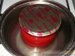 Сок из помидоров с мякотью: Закройте крышками, стерилизуйте (0,5-литровые банки - 20 минут, литровые - 30 минут).