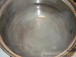 Помидоры в желе: Для заливки берите 3,5 стакана воды с добавкой в нее 45 г соли (1,5 ст.ложки без верха) и 40 г сахара. Кипятите.