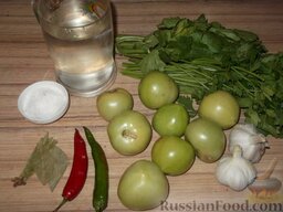 Помидоры соленые по-грузински: Подготовьте продукты по рецепту помидоров по-грузински.