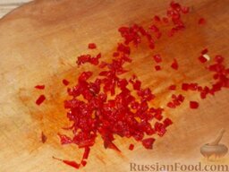 Помидоры соленые по-грузински: Красный перец очистите от семян, мелко порубите.