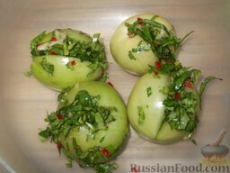 Помидоры соленые по-грузински: После этого помидоры начините смесью зелени с приправами и плотно уложите в посуду с широким горлом.