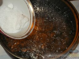 Помидоры соленые по-грузински: Приготовьте рассол. Для этого вскипятите воду, добавьте соль, кипятите до полного растворения соли. Охладите.