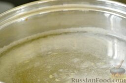 Салат из свеклы по-болгарски: Сварите заливку. Для этого в кастрюлю налейте воду и уксус, добавьте соль. Вскипятите и охладите.