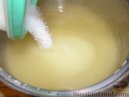 Варенье айвовое: Отвар используйте для приготовления сиропа (800 г сахара на 3 стак. отвара). Если отвара меньше, добавьте воды.