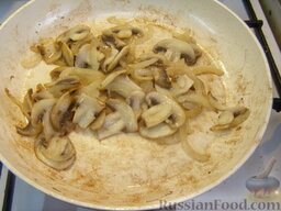 Салат из курицы с черносливом и грибами: В сковороде нагреть 4-5 ст. ложек растительного масла. Выложить лук и грибы, жарить вместе до готовности на среднем огне. Жарить нужно примерно 20 минут, помешивая.