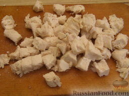 Салат из курицы с черносливом и грибами: Куриное мясо мелко нарезать.