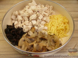 Салат из курицы с черносливом и грибами: Смешать грибы, чернослив, курицу и сыр.