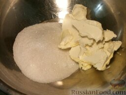 Шотландское песочное печенье: Поместите в миску сахарный песок, ванильный сахар и масло.   Взбивайте миксером сначала на маленькой скорости, а затем на большой.
