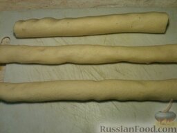 Шотландское песочное печенье: Сделайте из теста колбаски, диаметром 2,5 см и поместите в холодильник до затвердения (30-40 минут).