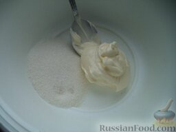 Овсяное печенье с медом: В миску выложить сахар и мягкое сливочное масло.