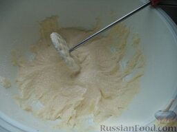 Овсяное печенье с медом: Масло растереть с сахаром добела.