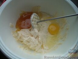 Овсяное печенье с медом: В процессе перемешивания добавить мед, сметану, яйцо.