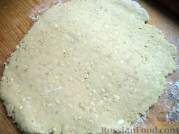 Овсяное печенье с медом: Тесто раскатать скалкой в тонкую лепешку (толщиной около 0,5 см).
