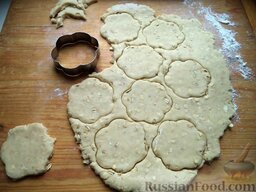Овсяное печенье с медом: Вырезать формочкой или стаканом печенье.